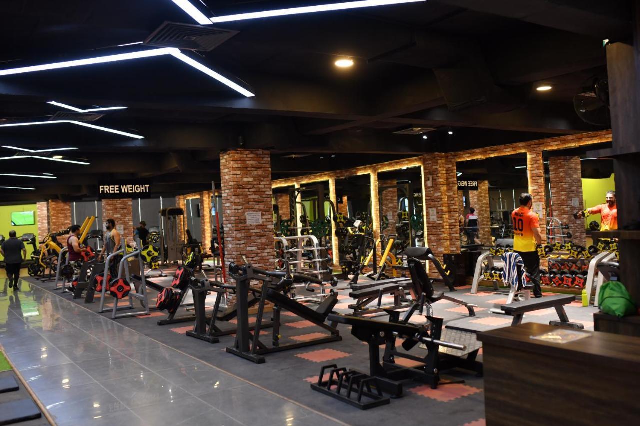 Oxygym Club Hotel & Suites Faisalabad Exteriör bild