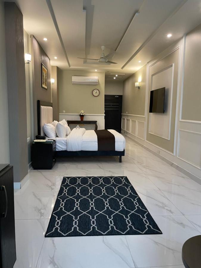 Oxygym Club Hotel & Suites Faisalabad Exteriör bild