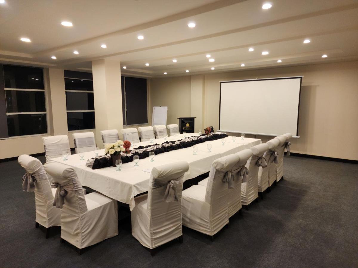 Oxygym Club Hotel & Suites Faisalabad Exteriör bild