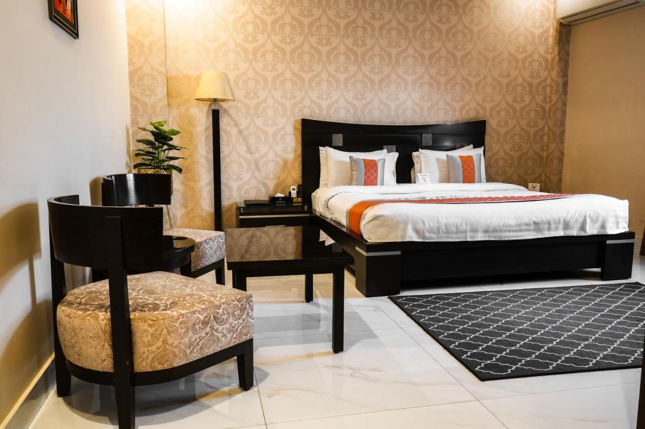 Oxygym Club Hotel & Suites Faisalabad Exteriör bild