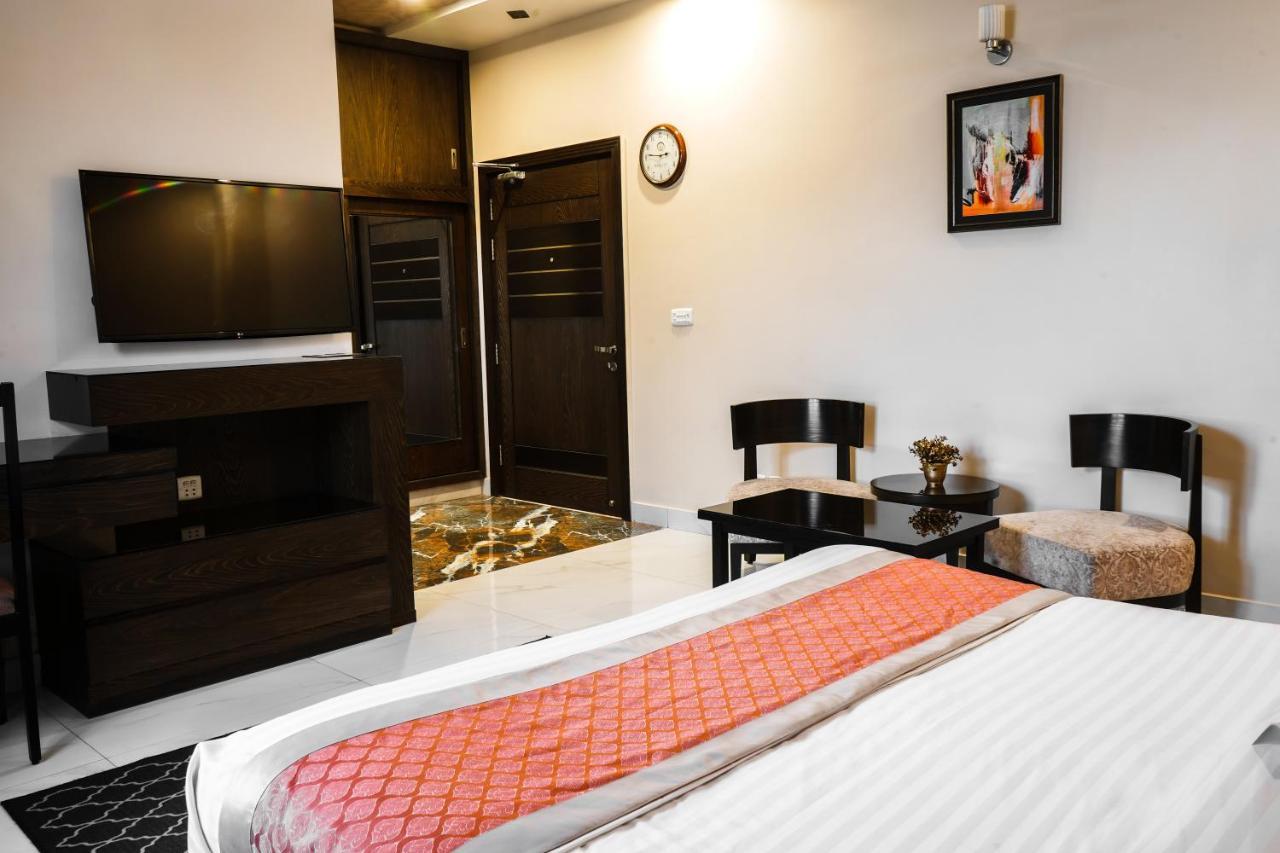 Oxygym Club Hotel & Suites Faisalabad Exteriör bild