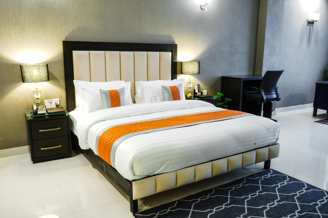 Oxygym Club Hotel & Suites Faisalabad Exteriör bild