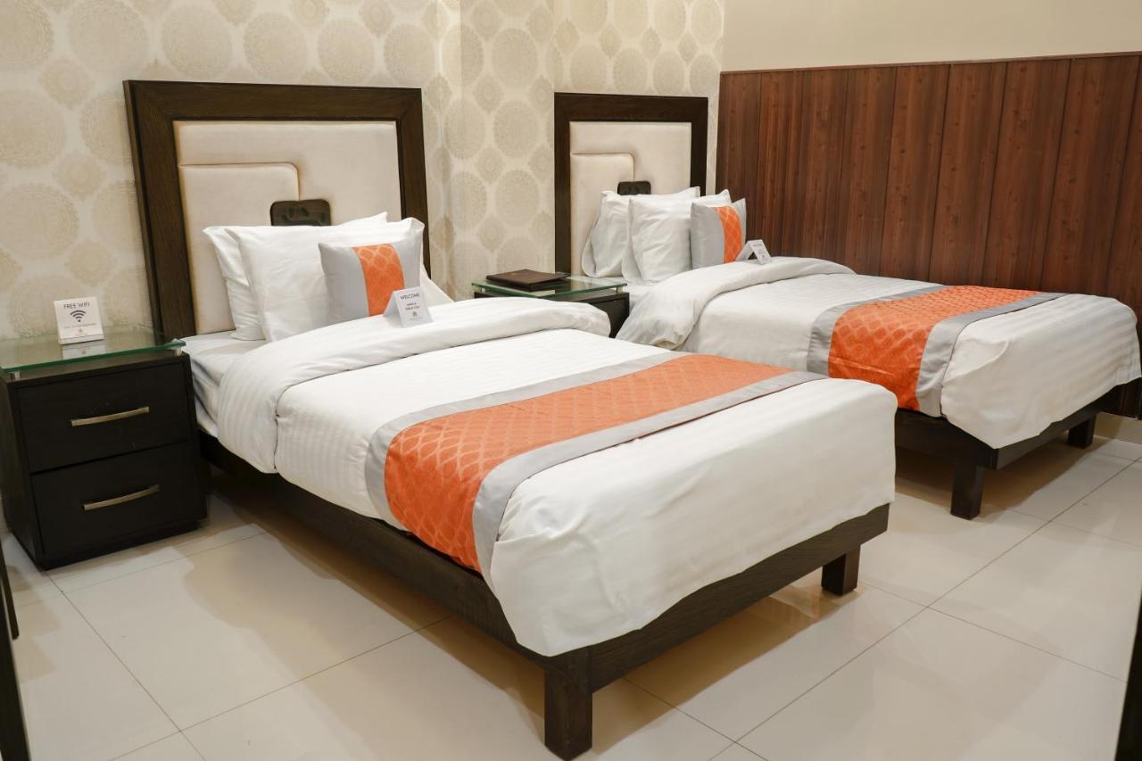 Oxygym Club Hotel & Suites Faisalabad Exteriör bild