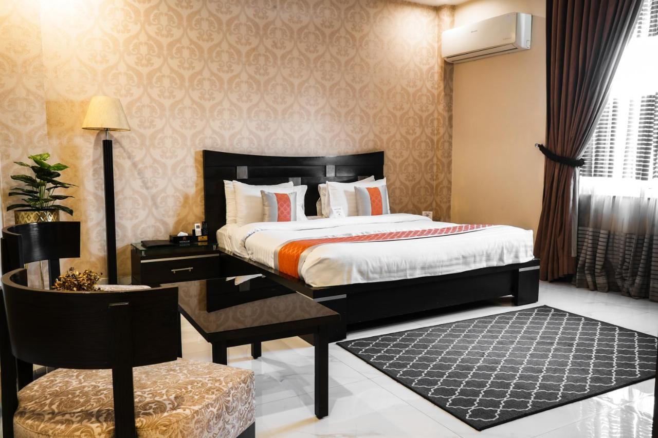 Oxygym Club Hotel & Suites Faisalabad Exteriör bild