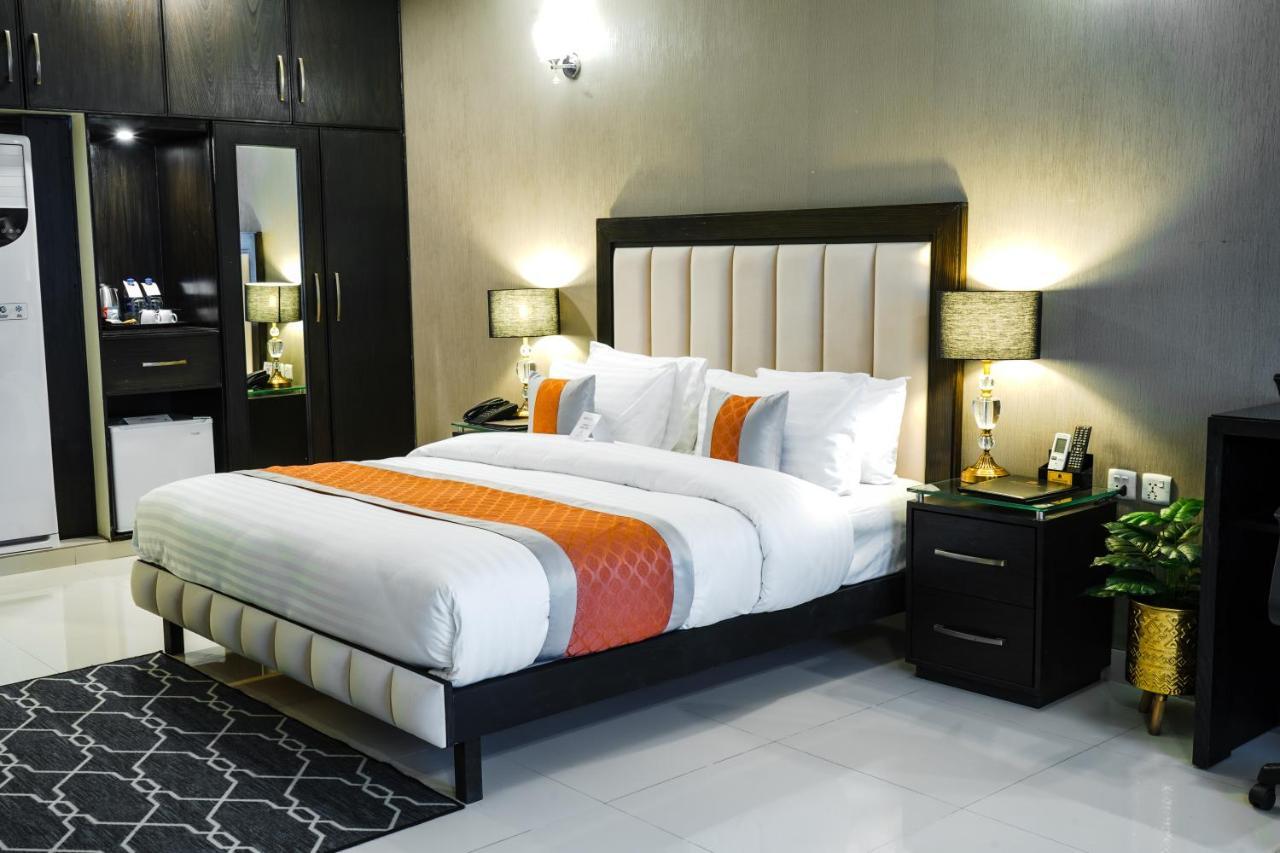 Oxygym Club Hotel & Suites Faisalabad Exteriör bild
