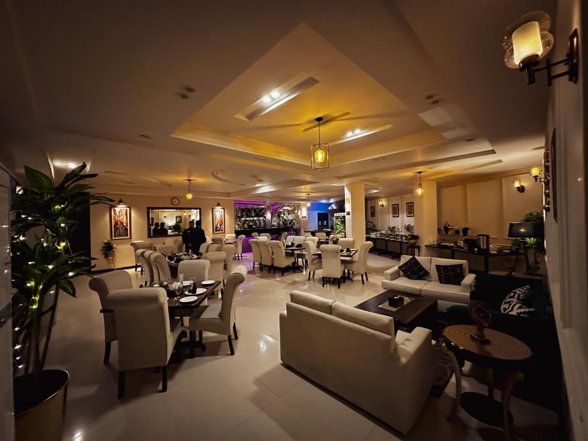 Oxygym Club Hotel & Suites Faisalabad Exteriör bild