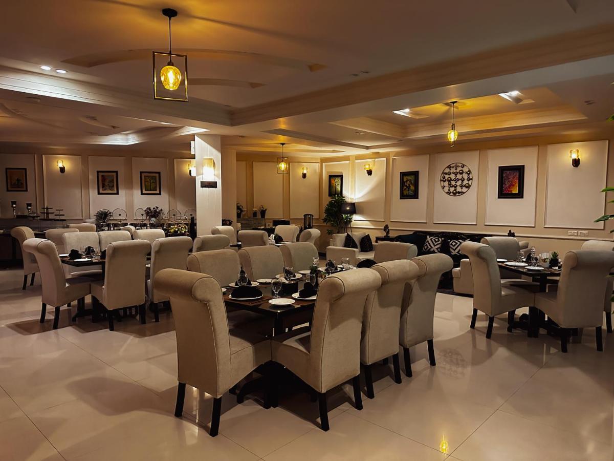 Oxygym Club Hotel & Suites Faisalabad Exteriör bild