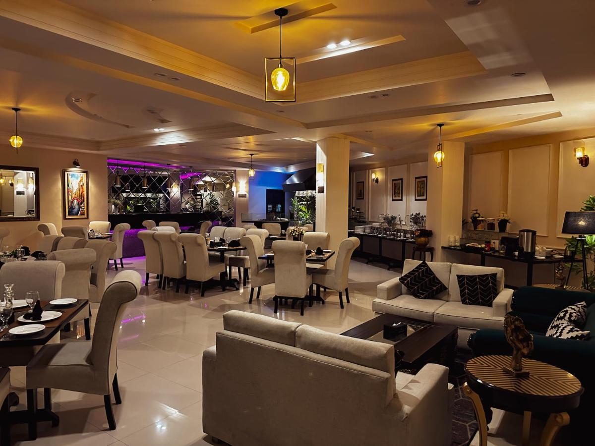 Oxygym Club Hotel & Suites Faisalabad Exteriör bild