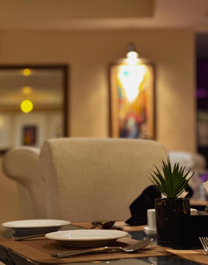 Oxygym Club Hotel & Suites Faisalabad Exteriör bild