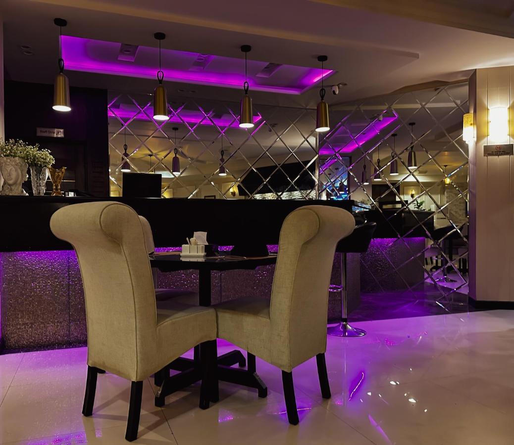 Oxygym Club Hotel & Suites Faisalabad Exteriör bild
