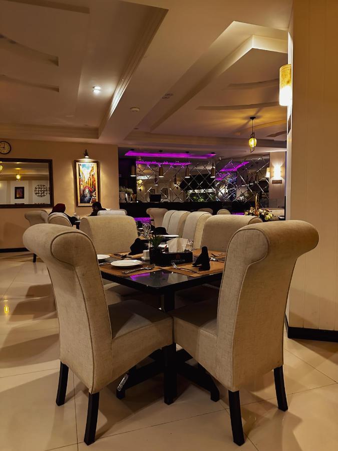 Oxygym Club Hotel & Suites Faisalabad Exteriör bild