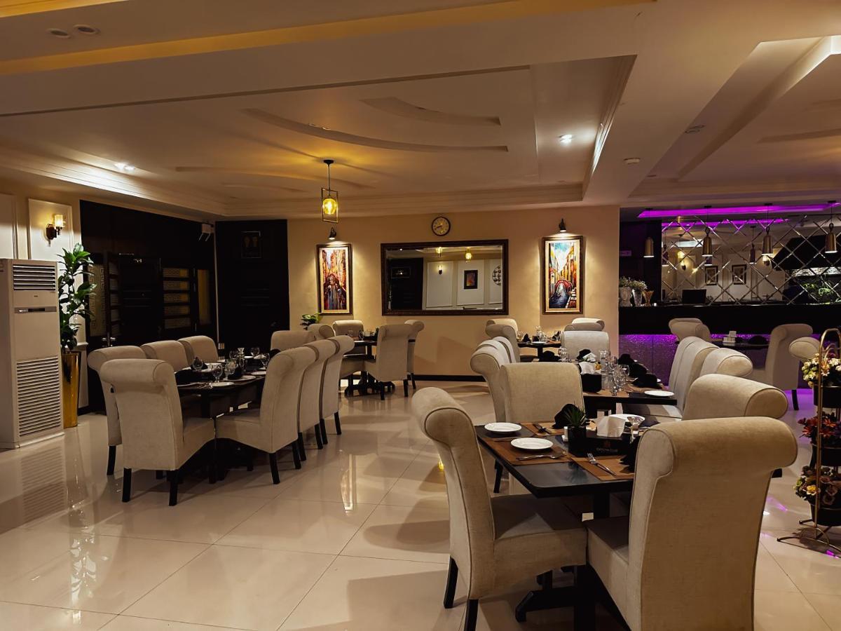 Oxygym Club Hotel & Suites Faisalabad Exteriör bild