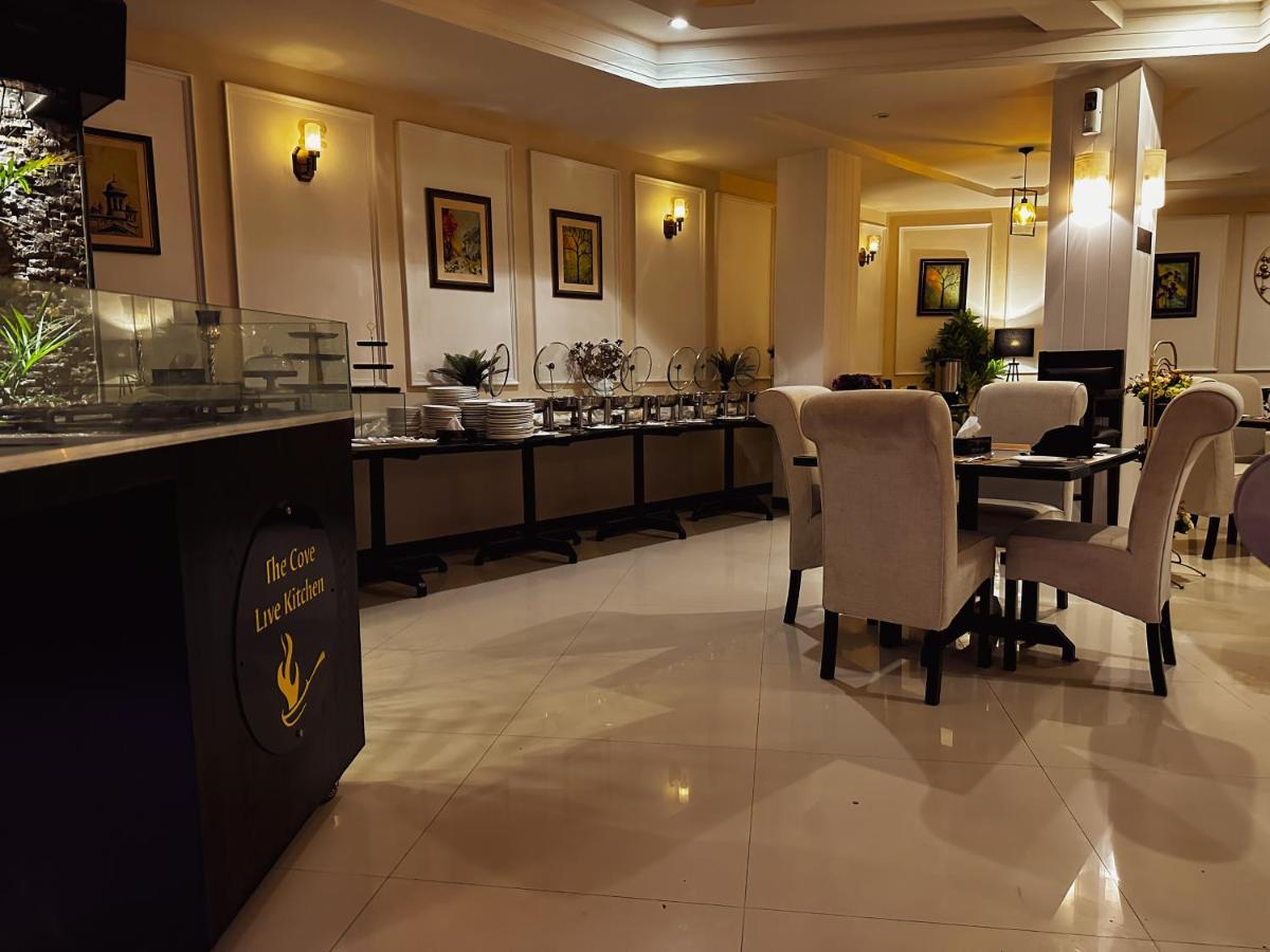 Oxygym Club Hotel & Suites Faisalabad Exteriör bild