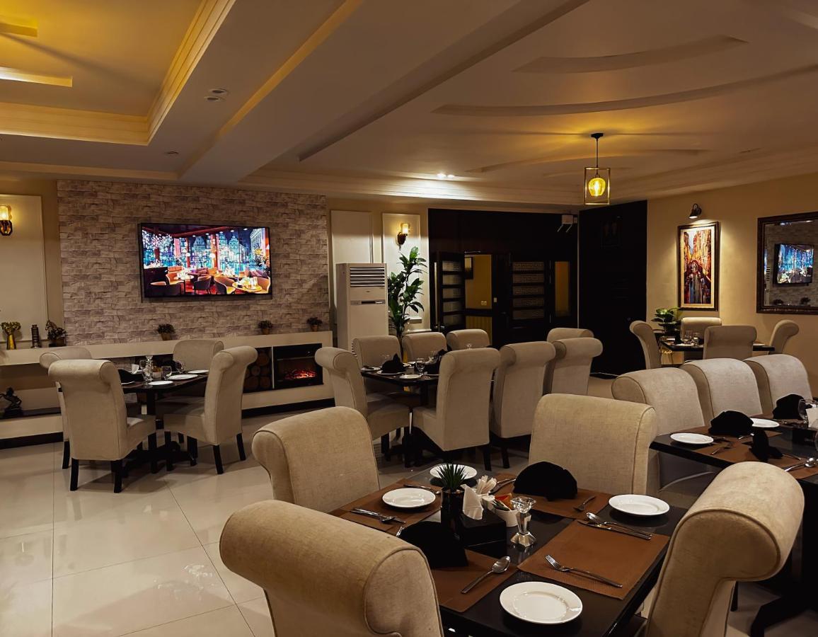 Oxygym Club Hotel & Suites Faisalabad Exteriör bild