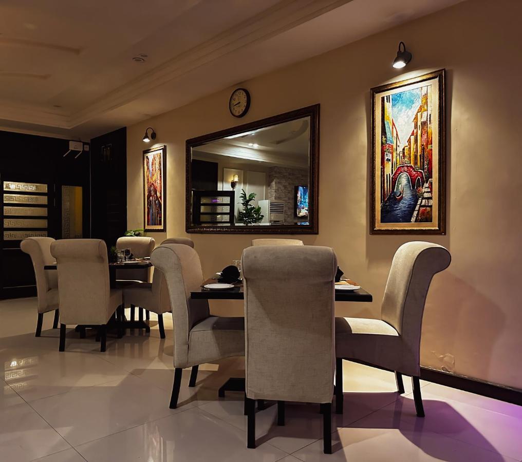 Oxygym Club Hotel & Suites Faisalabad Exteriör bild