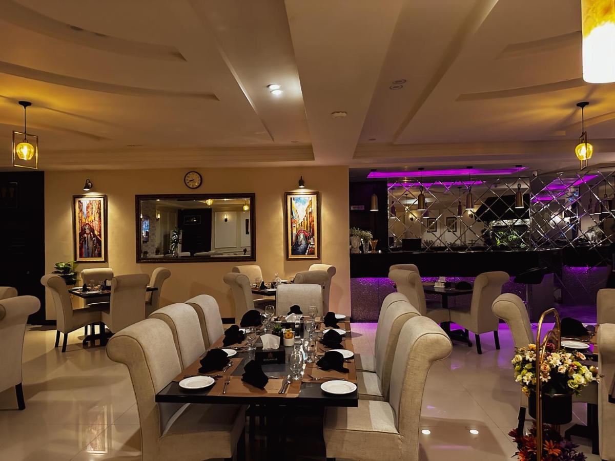Oxygym Club Hotel & Suites Faisalabad Exteriör bild