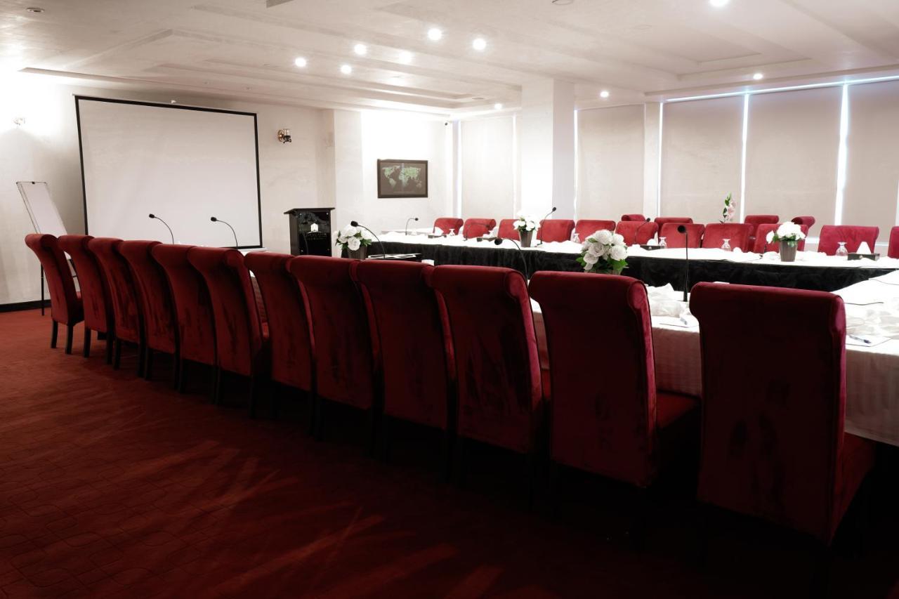Oxygym Club Hotel & Suites Faisalabad Exteriör bild