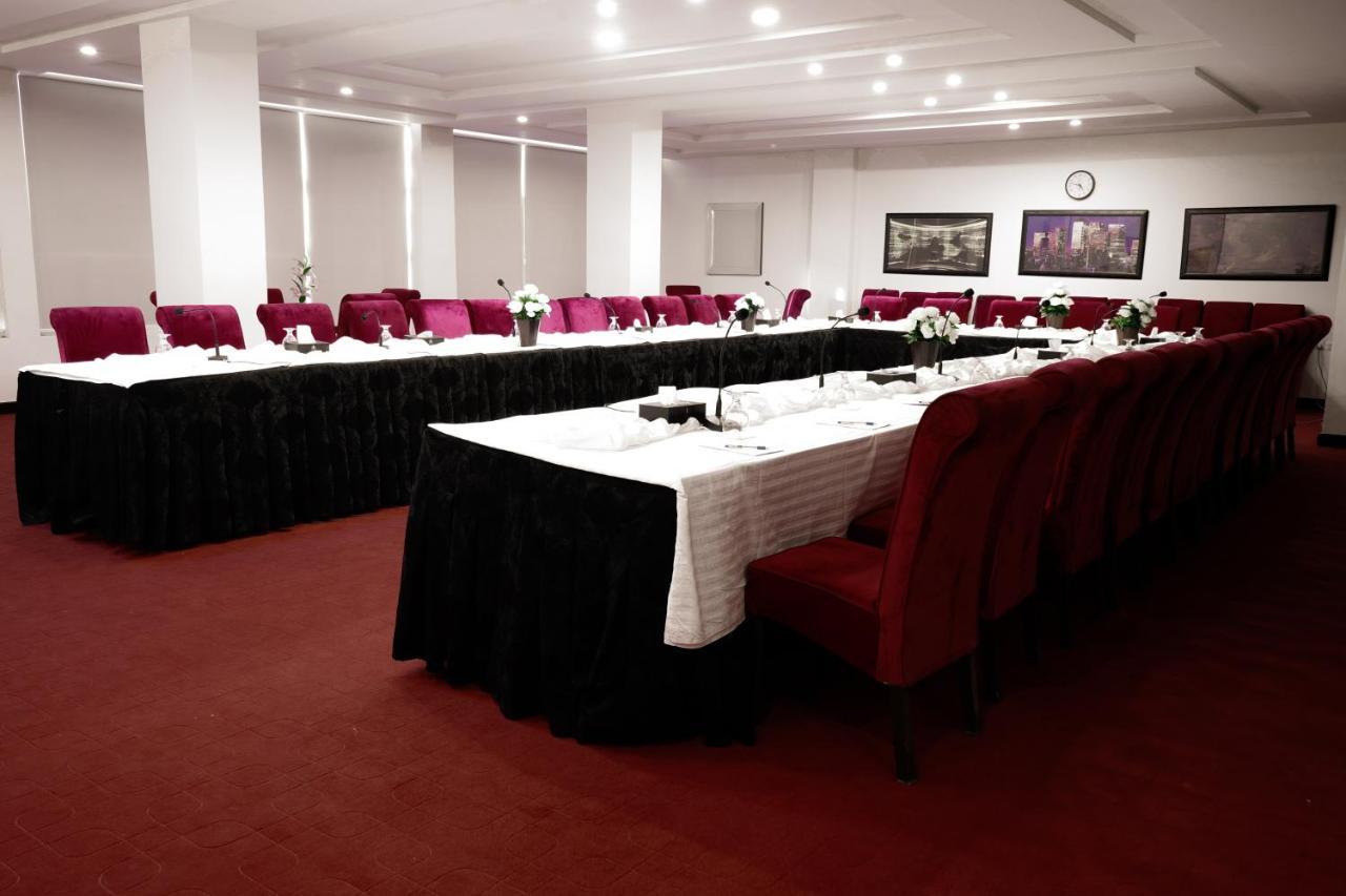 Oxygym Club Hotel & Suites Faisalabad Exteriör bild